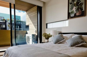Contemporary 2-Bedroom Apartment 5 Mins to Beach